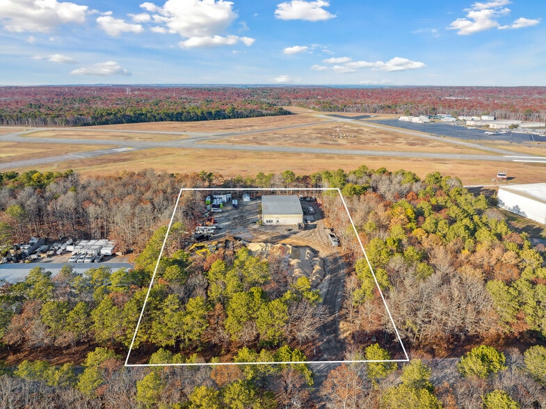 54 Industrial Rd, Wainscott, NY à vendre - Aérien – Image 1 sur 7