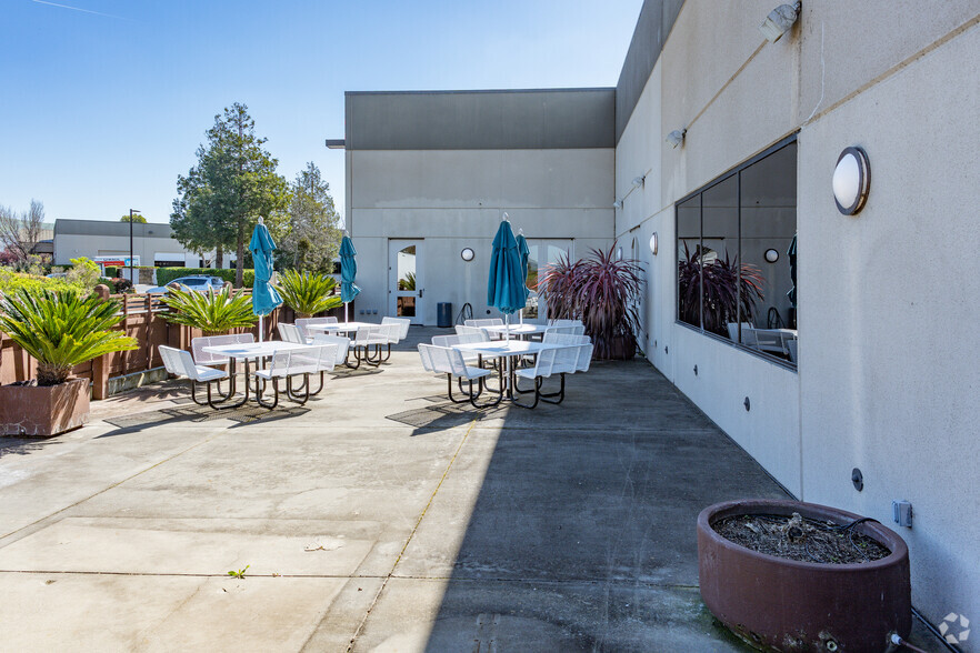 222-240 Gateway Rd W, Napa, CA à vendre - Photo de l’immeuble – Image 3 sur 11