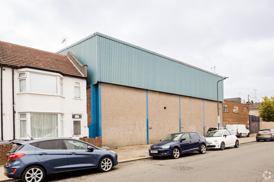 23 Colin Rd, Londres à vendre - Photo principale – Image 1 sur 2