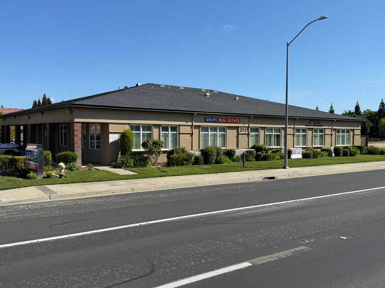 2111 W Kettleman Ln, Lodi, CA à louer - Photo de l’immeuble – Image 2 sur 4