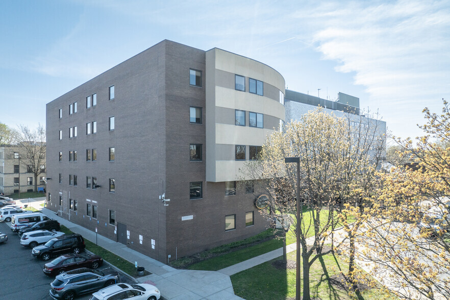 680 Broadway, Paterson, NJ à louer - Photo de l’immeuble – Image 2 sur 5