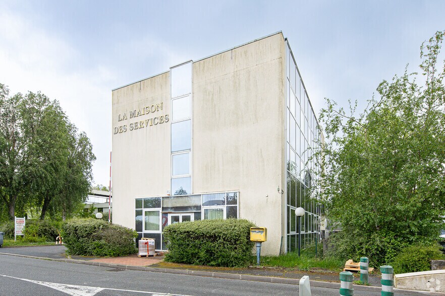 11 Avenue Des 2 Lacs, Villejust à louer - Photo de l’immeuble – Image 2 sur 2