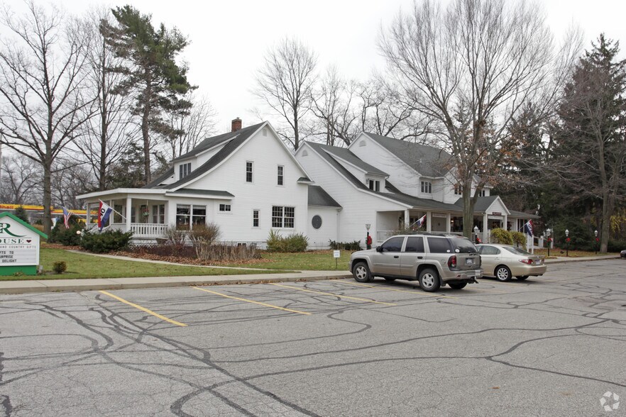 704 E Savidge St, Spring Lake, MI à vendre - Photo de l’immeuble – Image 2 sur 2