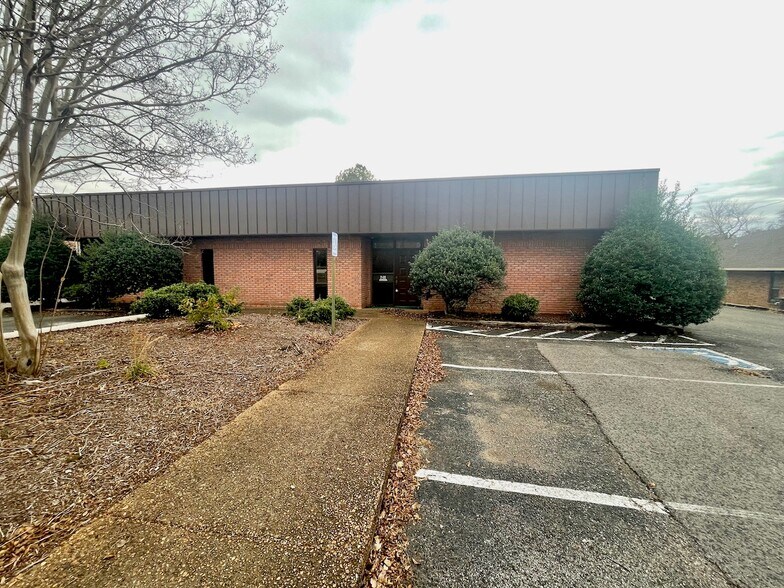 240 Carriage House Dr, Jackson, TN à louer - Photo de l’immeuble – Image 2 sur 16