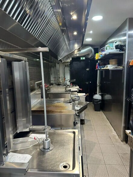 Local commercial dans Paris à louer - Photo intérieure – Image 2 sur 3