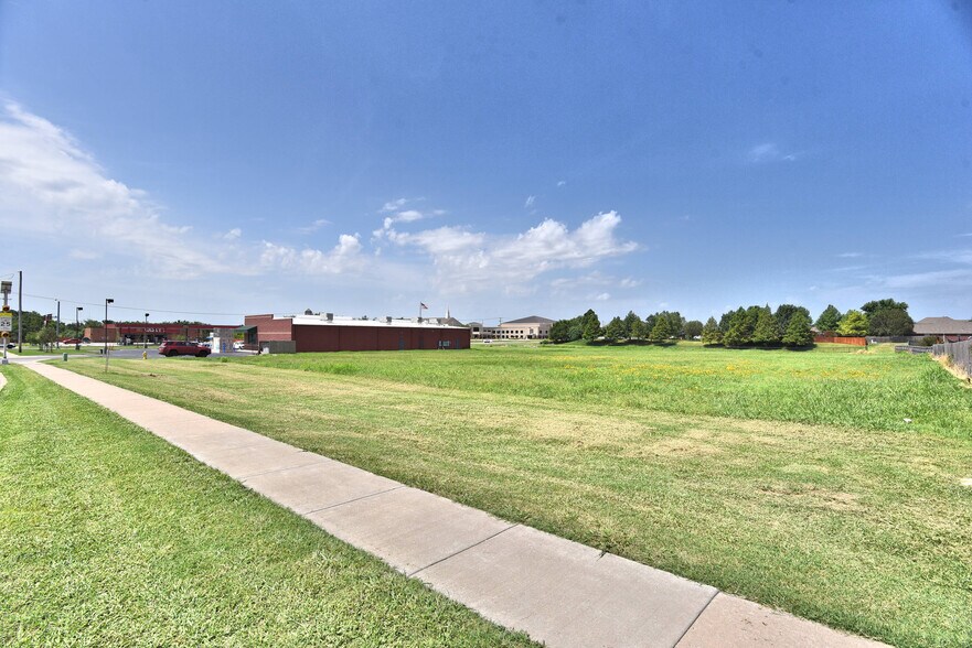 E 86th St N, Owasso, OK à vendre - Photo de l’immeuble – Image 3 sur 9