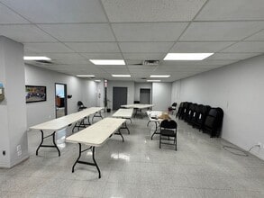 2270 Boul Industriel, Laval, QC à louer Photo intérieure– Image 2 sur 8