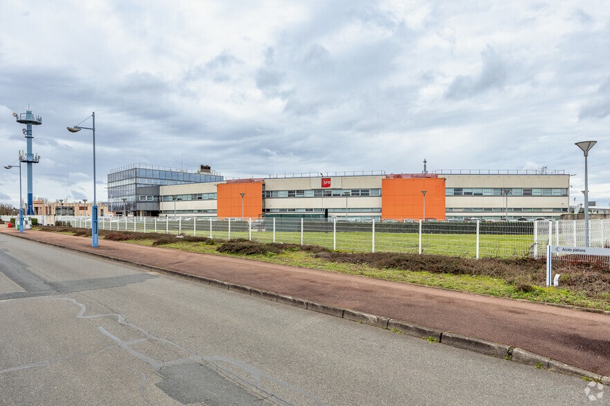 11 Allee Des Droits De L'Homme, Bron à vendre - Photo de l’immeuble – Image 3 sur 3