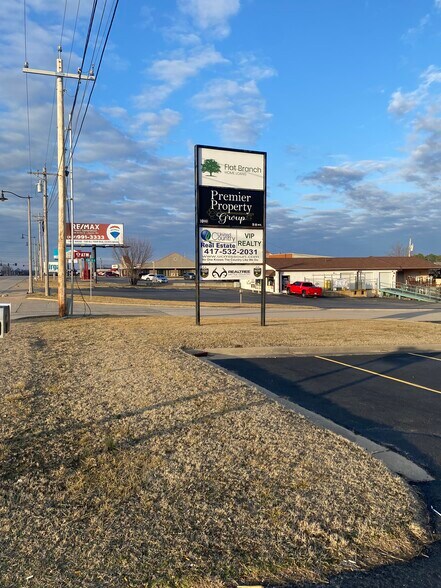 1410 W Elm St, Lebanon, MO à louer - Photo de l’immeuble – Image 3 sur 3