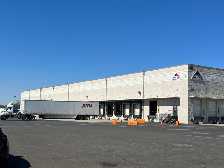 42 Runway Rd, Levittown, PA à louer - Photo de l’immeuble – Image 2 sur 10