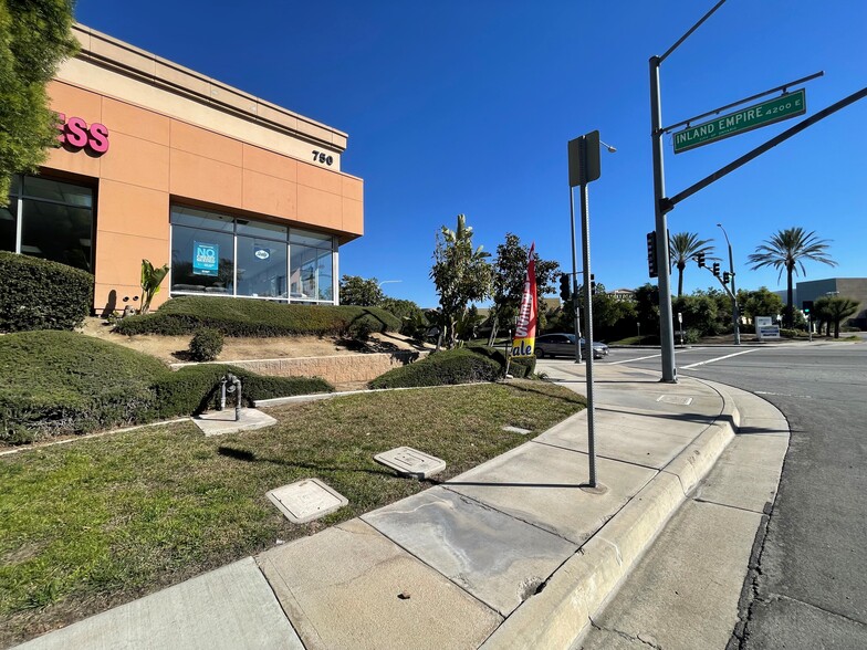 750 N Ferrari Ln, Ontario, CA à louer - Photo de l’immeuble – Image 2 sur 5
