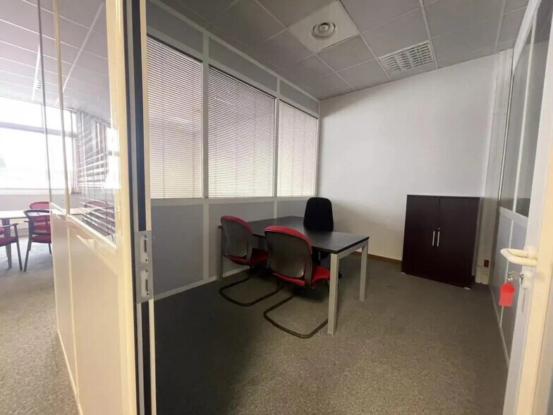 Bureau dans Puget-sur-Argens à louer - Photo de l’immeuble – Image 3 sur 8