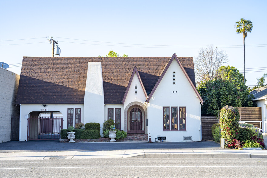 1213 E Chapman Ave, Fullerton, CA à louer - Photo de l’immeuble – Image 1 sur 9