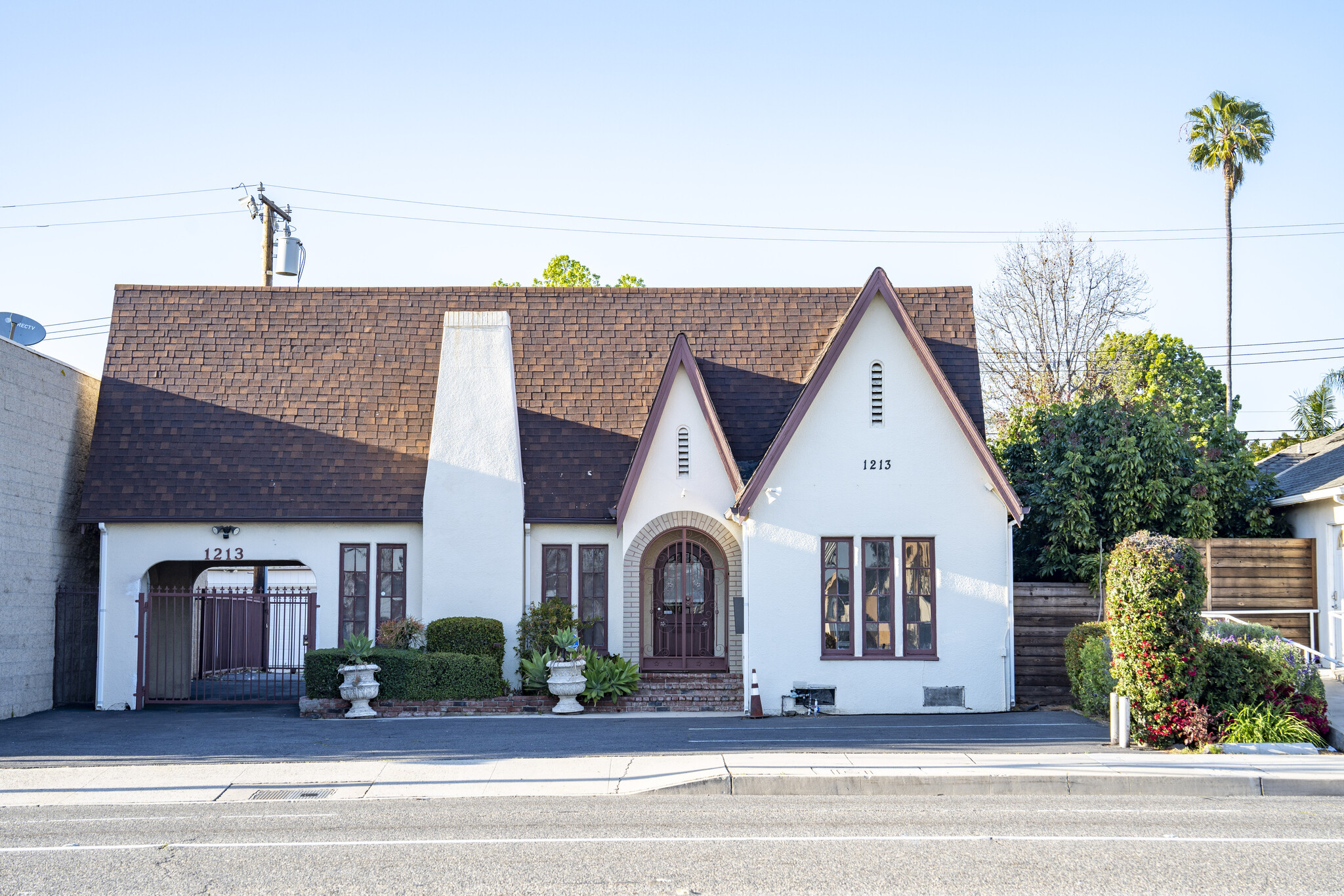 1213 E Chapman Ave, Fullerton, CA à louer Photo de l’immeuble– Image 1 sur 10