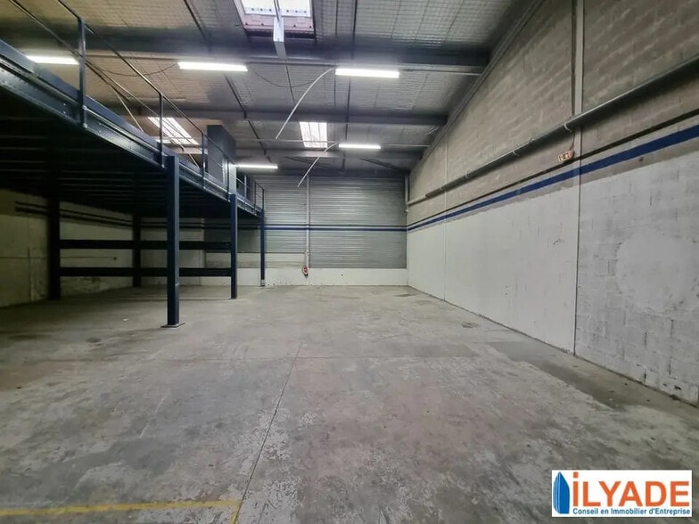 35-37 Rue De Berlin, Vitrolles à louer - Photo de l’immeuble – Image 2 sur 7