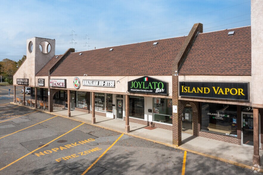 21-51 Route 25A, Mount Sinai, NY à louer - Photo de l’immeuble – Image 3 sur 5