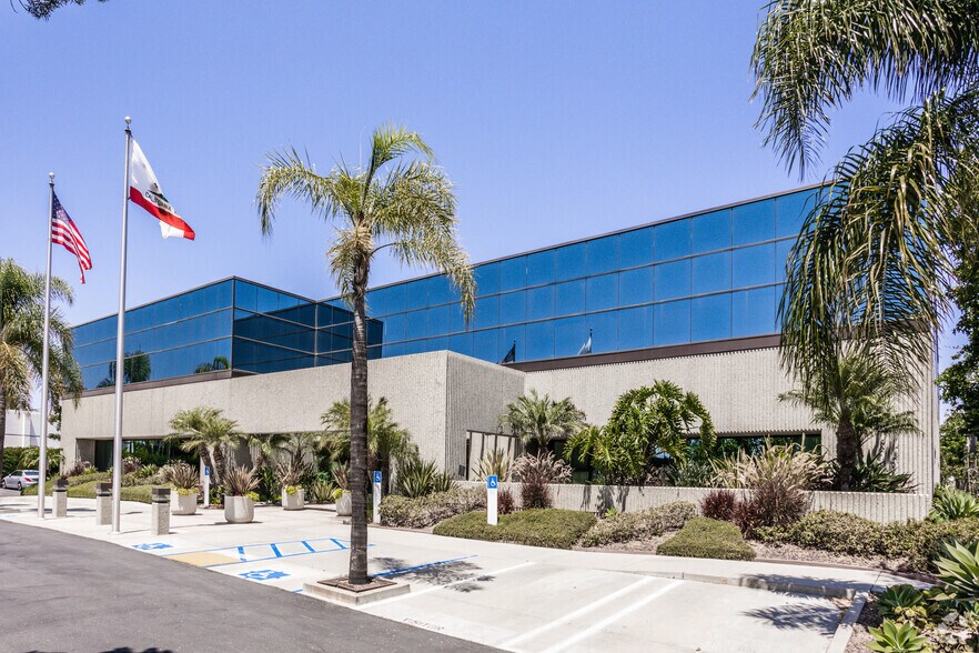 200 E Baker St, Costa Mesa, CA à vendre - Photo principale – Image 1 sur 1