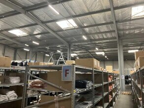 Local d’activités dans Aix-en-Provence à louer Photo de l’immeuble– Image 1 sur 3