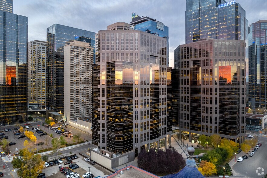 222 3rd Ave SW, Calgary, AB à louer - Photo de l’immeuble – Image 2 sur 7