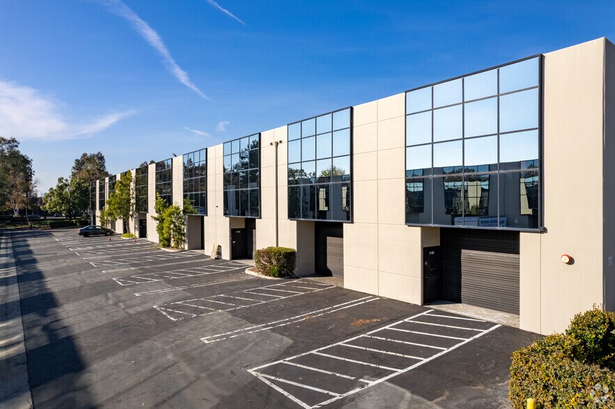 2570 E Corporate Pl, Monterey Park, CA à louer - Photo de l’immeuble – Image 2 sur 8