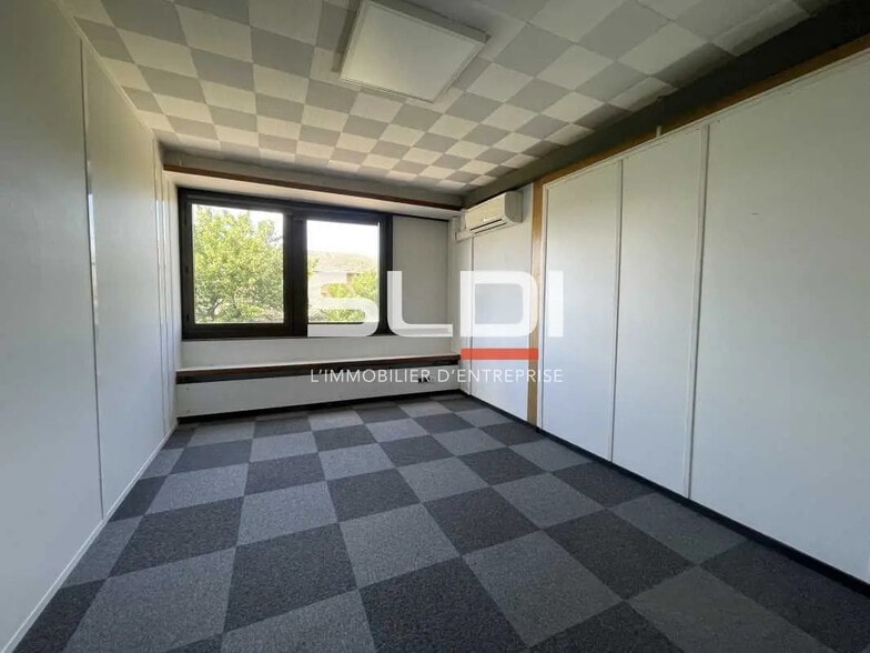 Bureau dans Décines-Charpieu à louer - Photo de l’immeuble – Image 3 sur 8