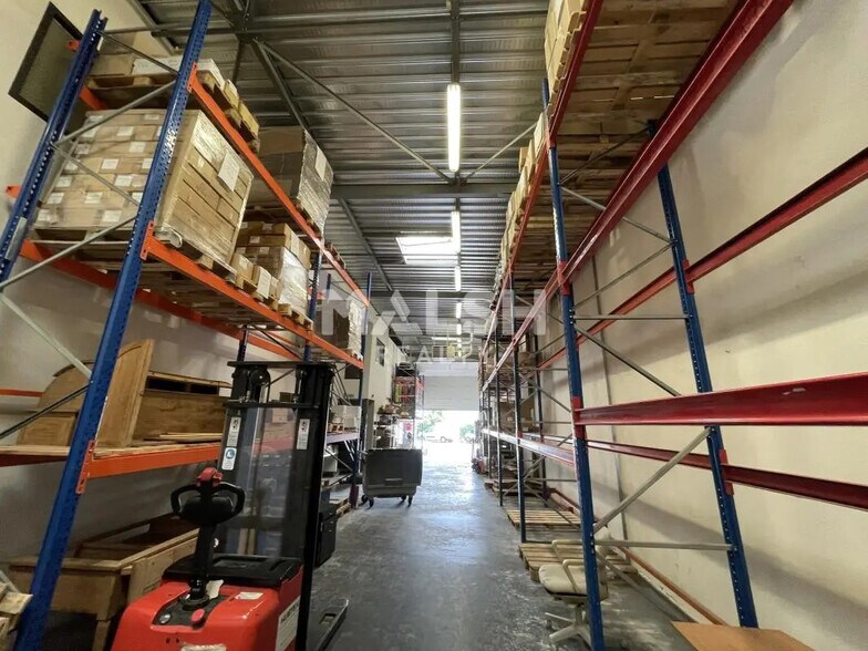 Local d'activités dans Lozanne à vendre - Photo de l’immeuble – Image 2 sur 13