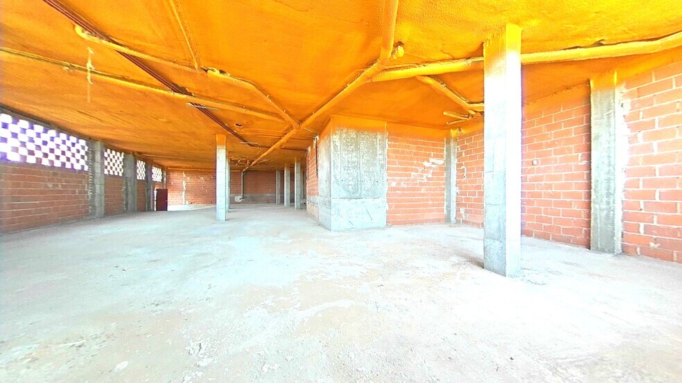 Local commercial dans Cistérniga à vendre - Photo de l’immeuble – Image 3 sur 9