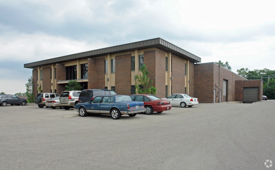 851 Seton Ct, Wheeling, IL à louer - Photo de l’immeuble – Image 2 sur 4