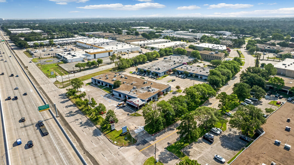 10696 Haddington Dr, Houston, TX à louer - Photo de l’immeuble – Image 1 sur 7