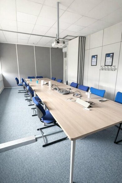 Bureau dans Fleury-les-Aubrais à louer - Photo de l’immeuble – Image 2 sur 5
