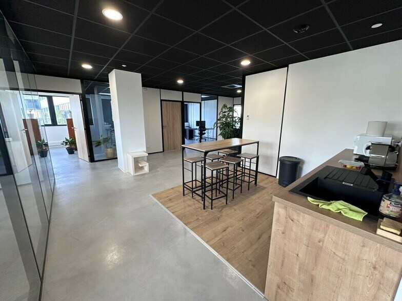 Bureau dans Artigues-près-Bordeaux à vendre - Photo de l’immeuble – Image 3 sur 7