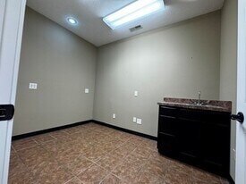 835 S 9th Ave, Haubstadt, IN 47639 - Lot 841 - - Photo intérieure - Image 2 of 5