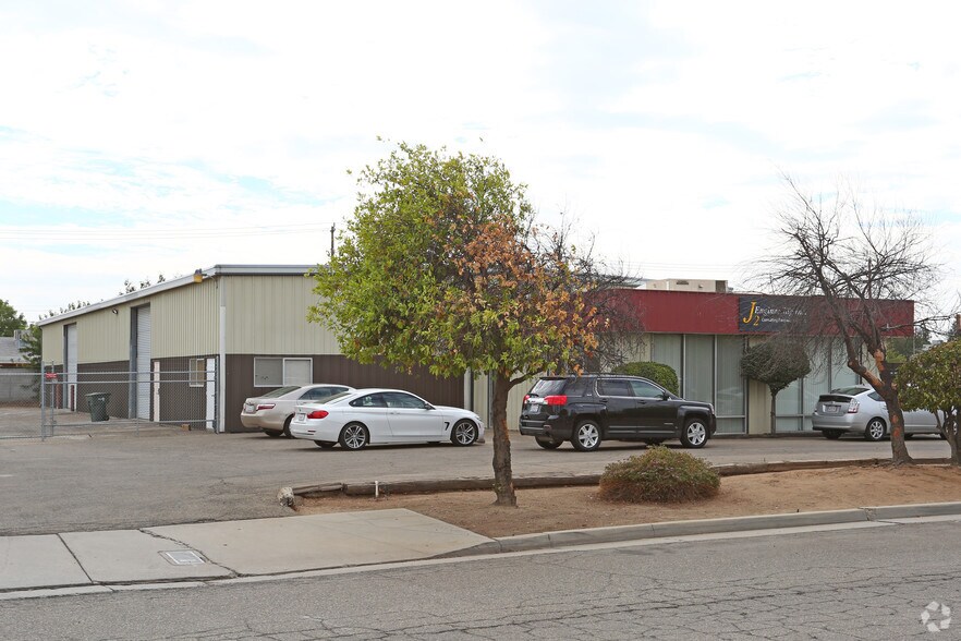 5234 E Pine Ave, Fresno, CA à louer - Photo de l’immeuble – Image 3 sur 18