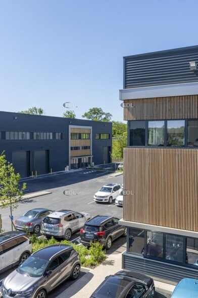 Local d’activités dans Vaires-sur-Marne à louer - Photo de l’immeuble – Image 2 sur 7