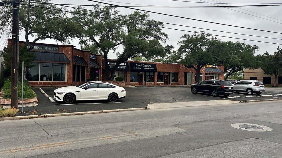 4219-4233 McCullough Ave, San Antonio, TX à louer - Photo de l’immeuble – Image 1 sur 6