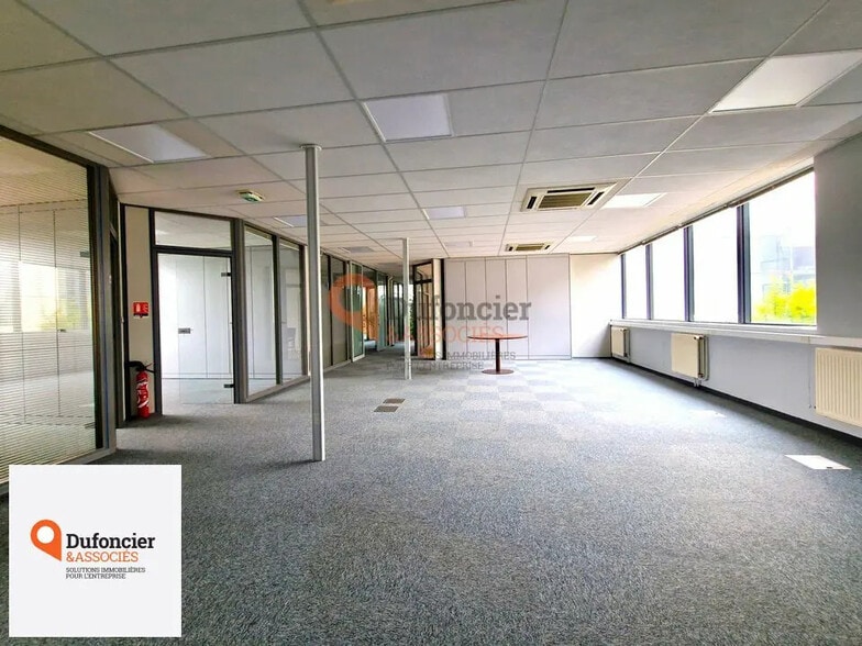 Bureau dans Chasseneuil-du-Poitou à louer - Photo de l’immeuble – Image 3 sur 6