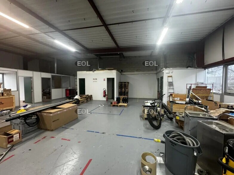 Local d’activités dans Villebon-sur-Yvette à louer - Photo de l’immeuble – Image 1 sur 4