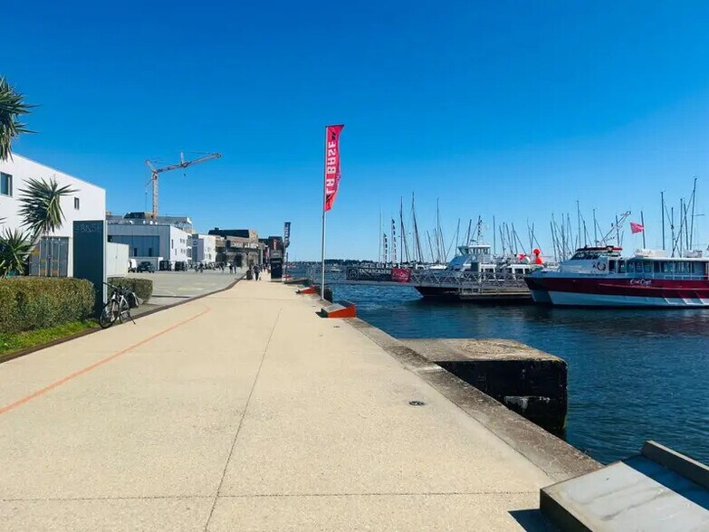 Local d’activités dans Lorient à louer - Photo de l’immeuble – Image 1 sur 8