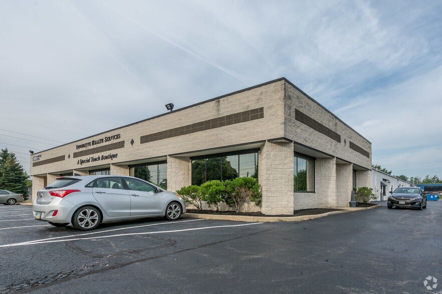8252 Darrow Rd, Twinsburg, OH à louer - Photo de l’immeuble – Image 3 sur 4