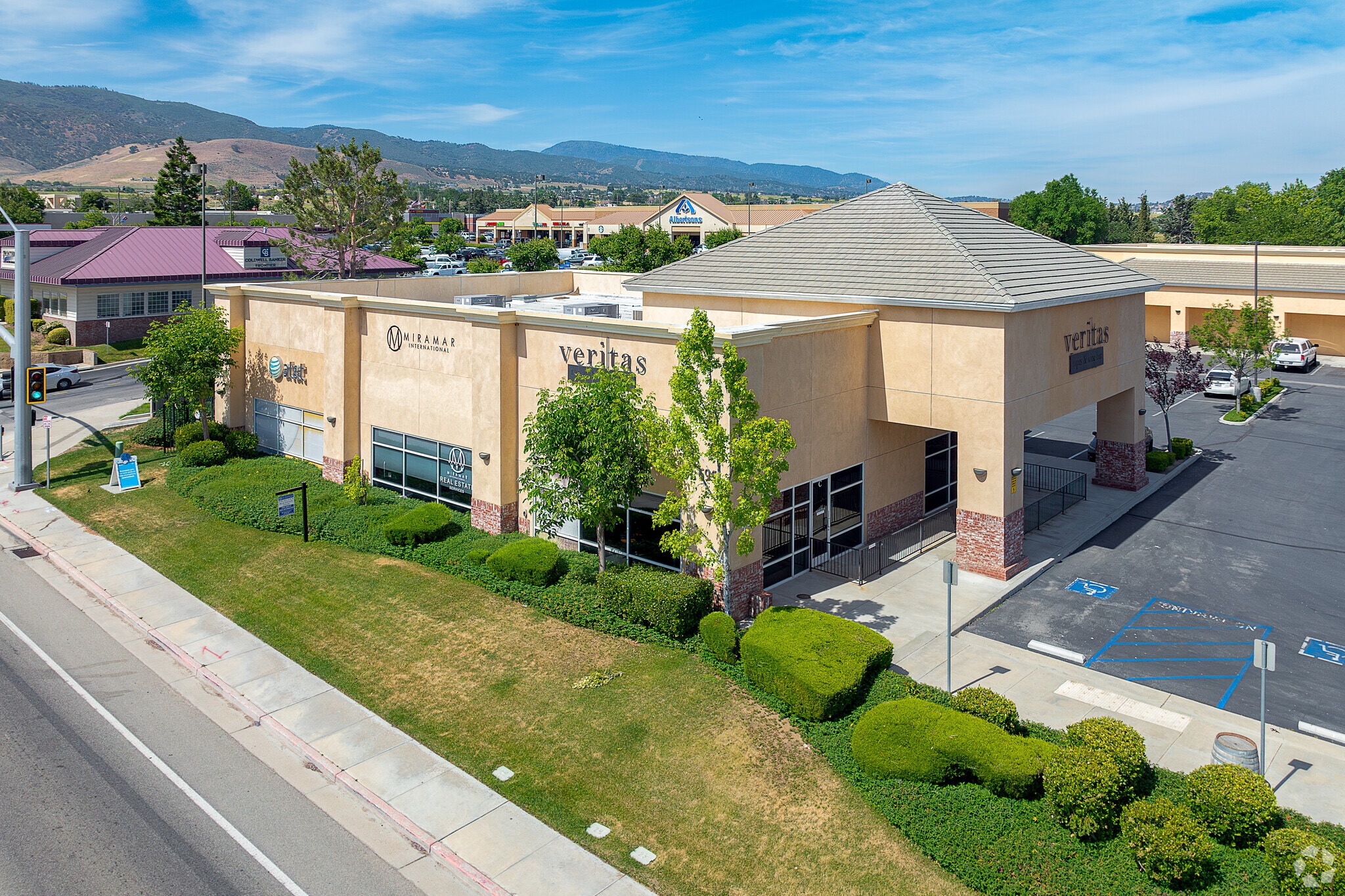 695 Tucker Rd, Tehachapi, CA à vendre Photo principale– Image 1 sur 7