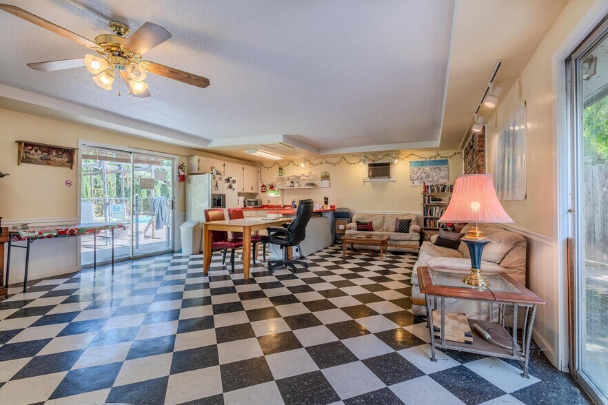 349 W Pine St, Central Point, OR à vendre - Photo de l’immeuble – Image 3 sur 7
