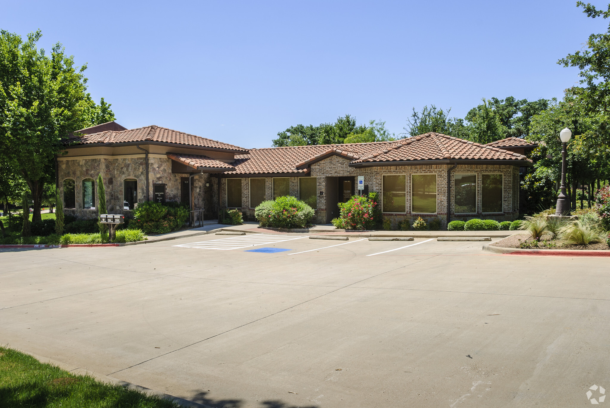 560 N Walnut Creek Dr, Mansfield, TX à louer Photo de l’immeuble– Image 1 sur 12