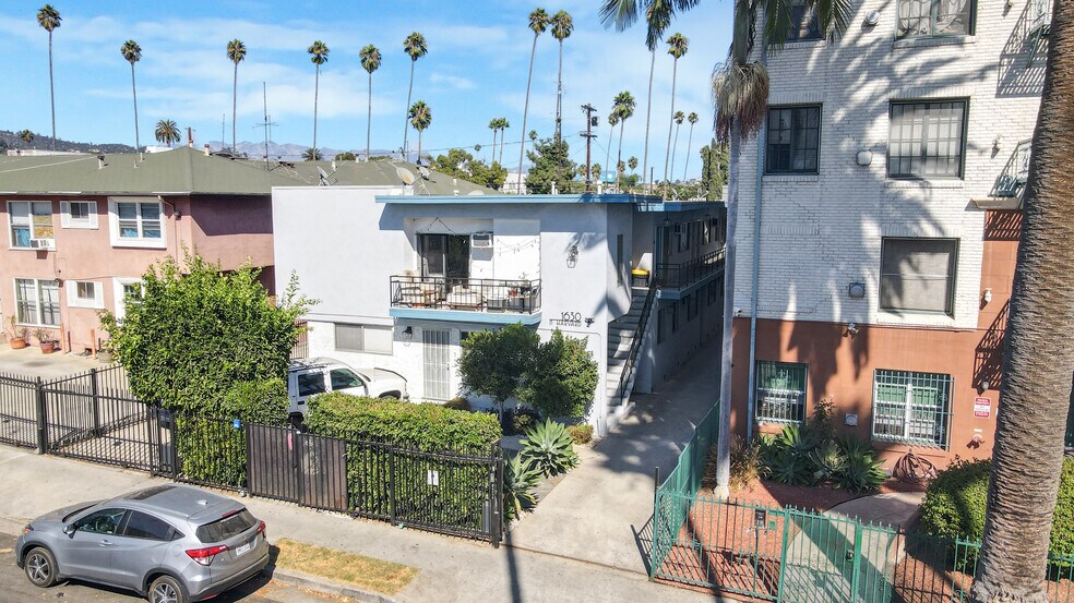 1630 N Harvard Blvd, Los Angeles, CA à vendre - Photo de l’immeuble – Image 2 sur 22