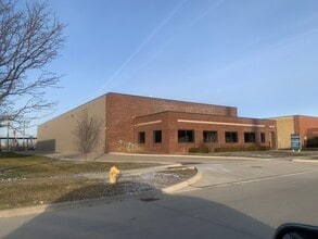 51255 Regency Center Dr, Macomb Township, MI à louer Photo de l’immeuble– Image 1 sur 5