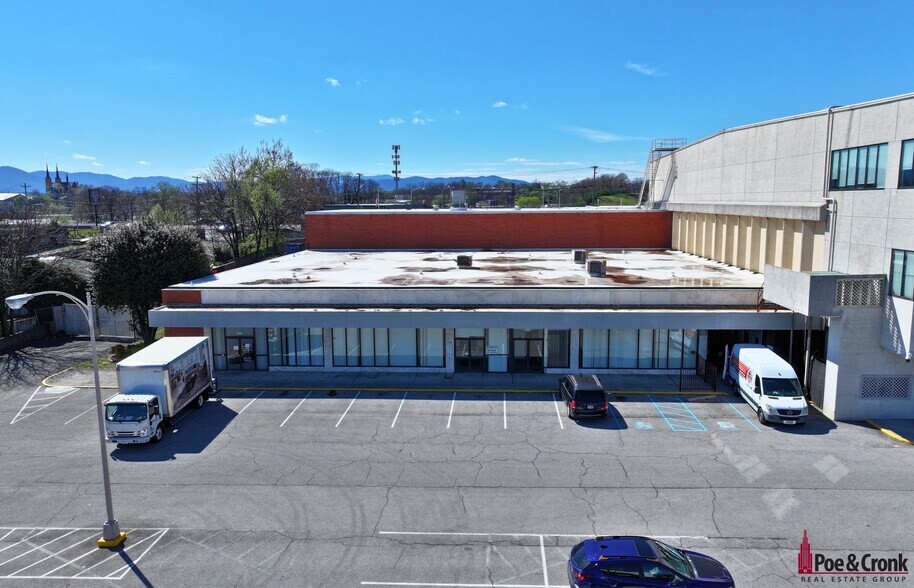 1502 Williamson Rd NE, Roanoke, VA à louer - Photo de l’immeuble – Image 2 sur 18