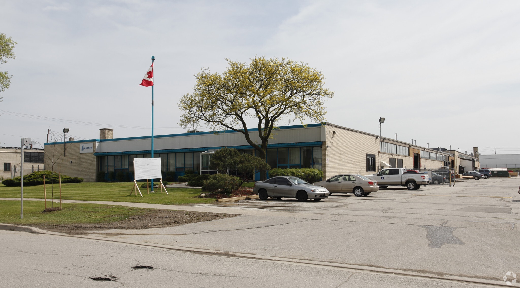 33 Racine Rd, Toronto, ON à louer Photo principale– Image 1 sur 8