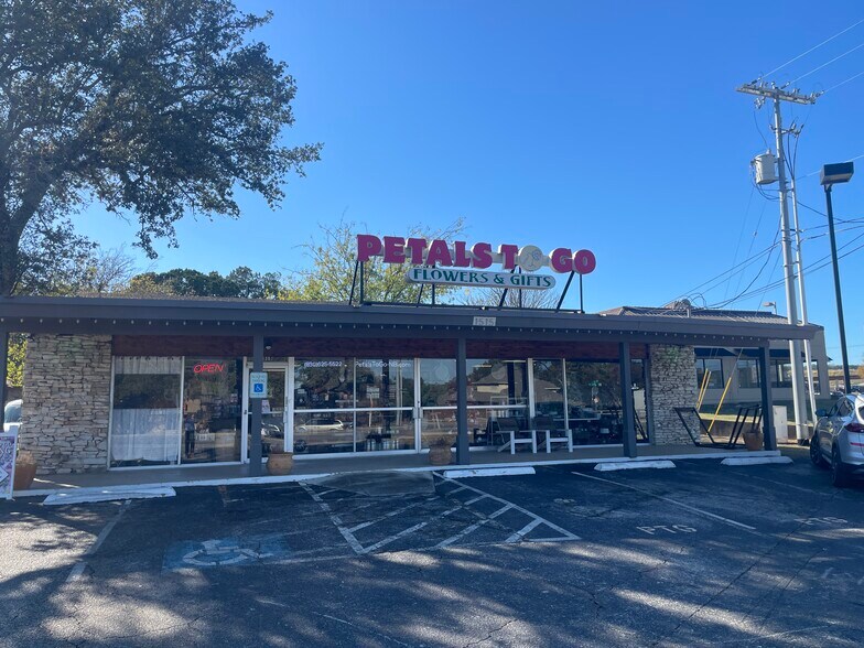 1515 N Walnut Ave, New Braunfels, TX à louer - Photo de l’immeuble – Image 3 sur 23