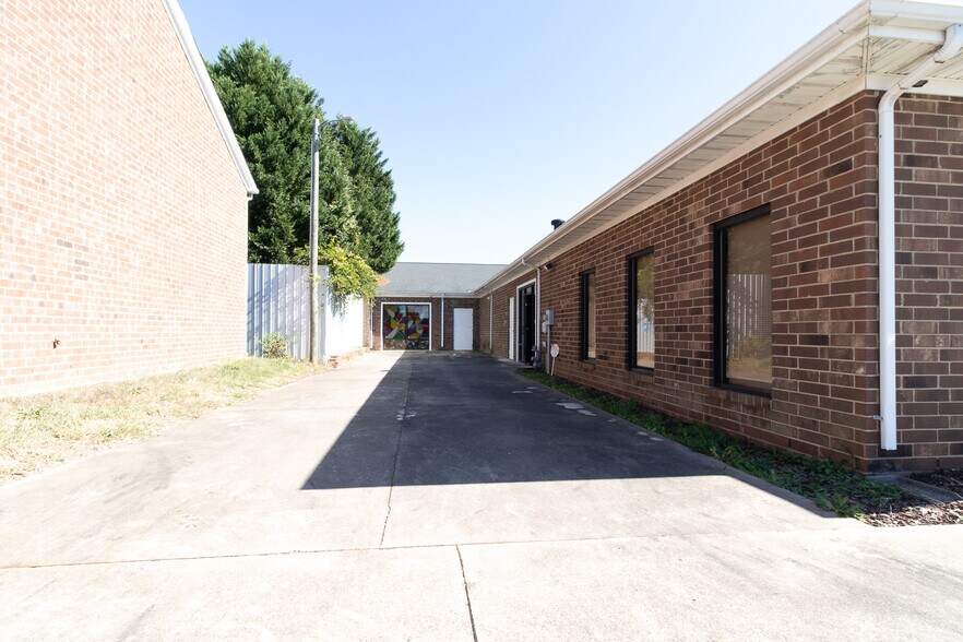 2006 Maple Ave, Burlington, NC à vendre - Photo de l’immeuble – Image 3 sur 14