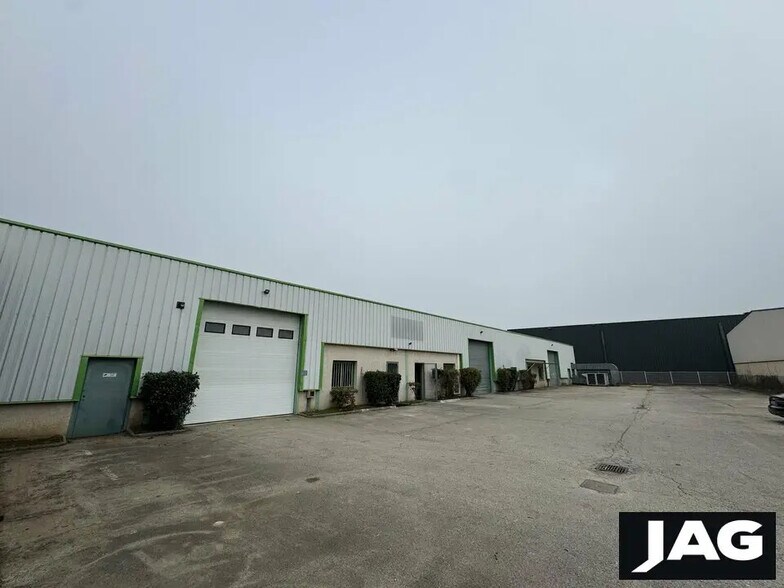 Local d’activités dans Pusignan à louer - Photo de l’immeuble – Image 1 sur 10