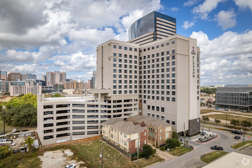 7118 Bertner Ave, Houston, TX à louer - Photo de l’immeuble – Image 2 sur 4